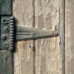 Charnière en fer fixant des planches de bois usées