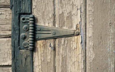 Charnière en fer fixant des planches de bois usées