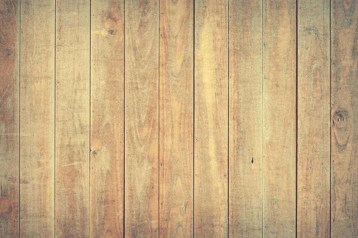 Planches de bois verticales grain apparent teinte chaleureuse texture naturelle Planches de bois verticales grain apparent teinte chaleureuse texture naturelle