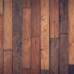 Planches de bois verticales teintes variées texture rustique
