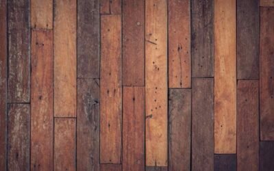 Planches de bois verticales teintes variées texture rustique