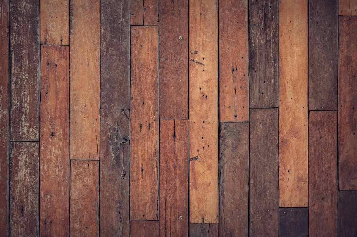 Planches de bois verticales teintes variées texture rustique