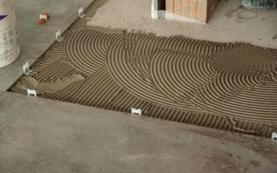 Ciment fraîchement appliqué avec des stries régulières sur le sol