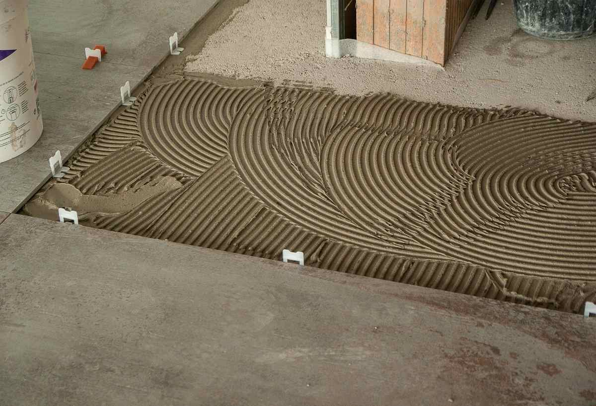 Ciment fraîchement appliqué avec des stries régulières sur le sol
