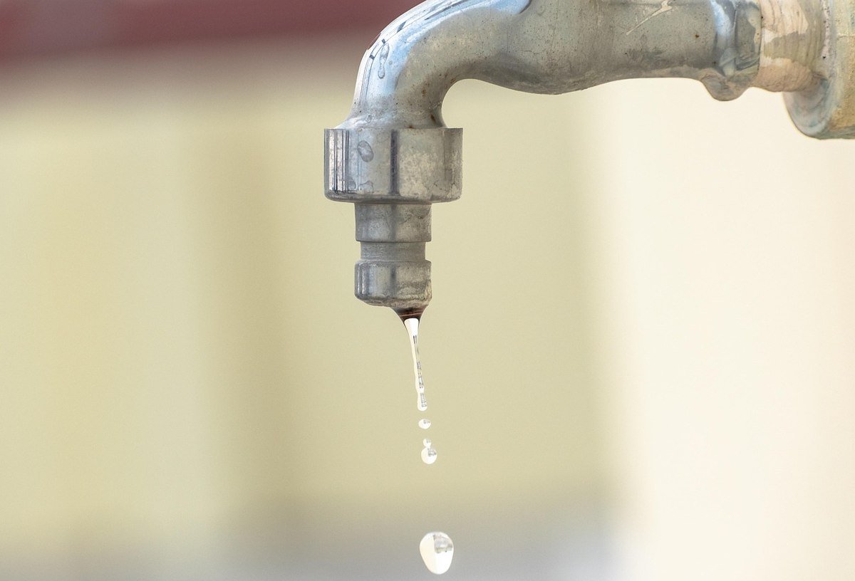 Goutte d'eau qui se détache du robinet usé