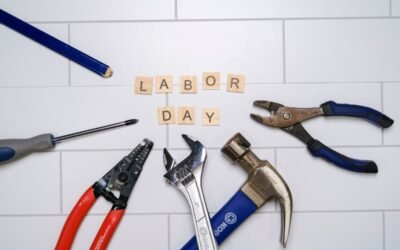 Outils de bricolage sur fond de carreaux blancs avec les mots "LABOR DAY" en lettres de bois