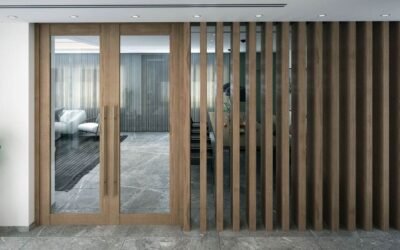 Vue d'une entrée moderne avec portes vitrées et parois en bois