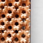 Structure en bois en treillage formant des alvéoles sur un mur blanc